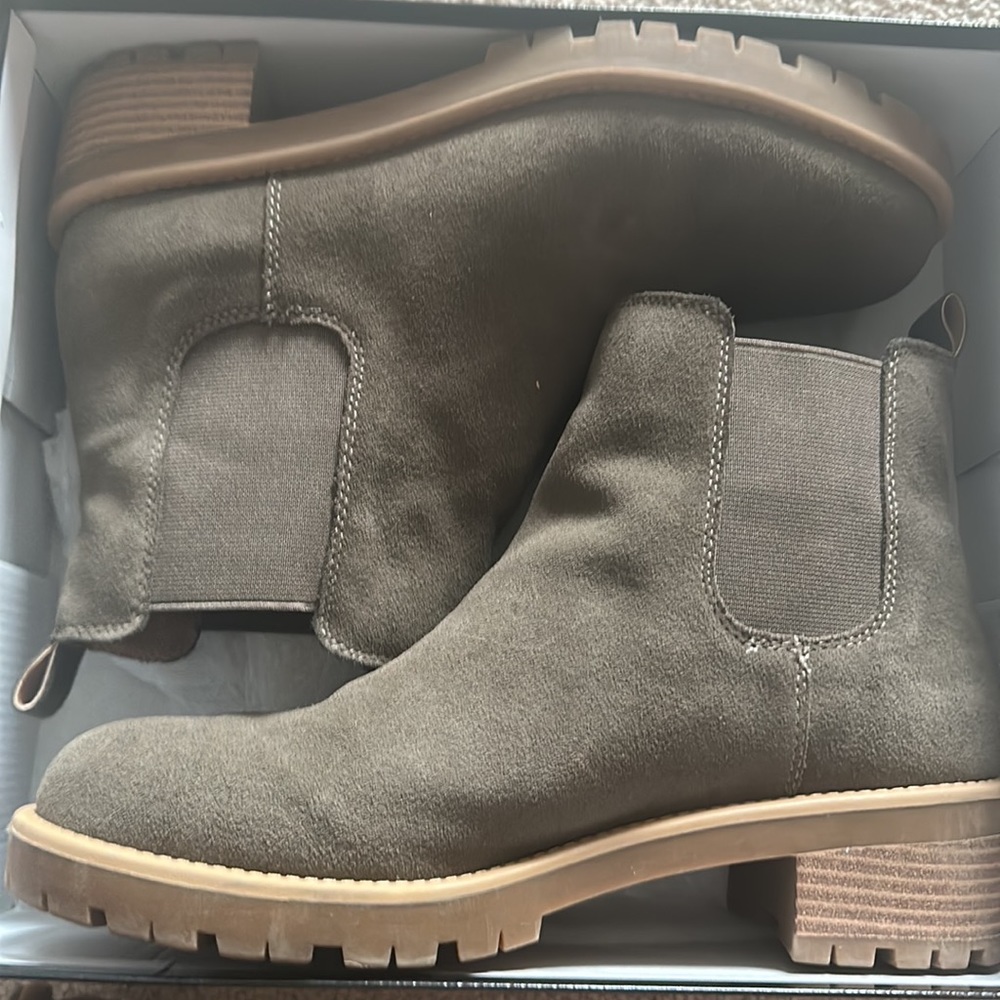 BLONDO Matilda Waterproof Lug Sole
Chelsea Boot